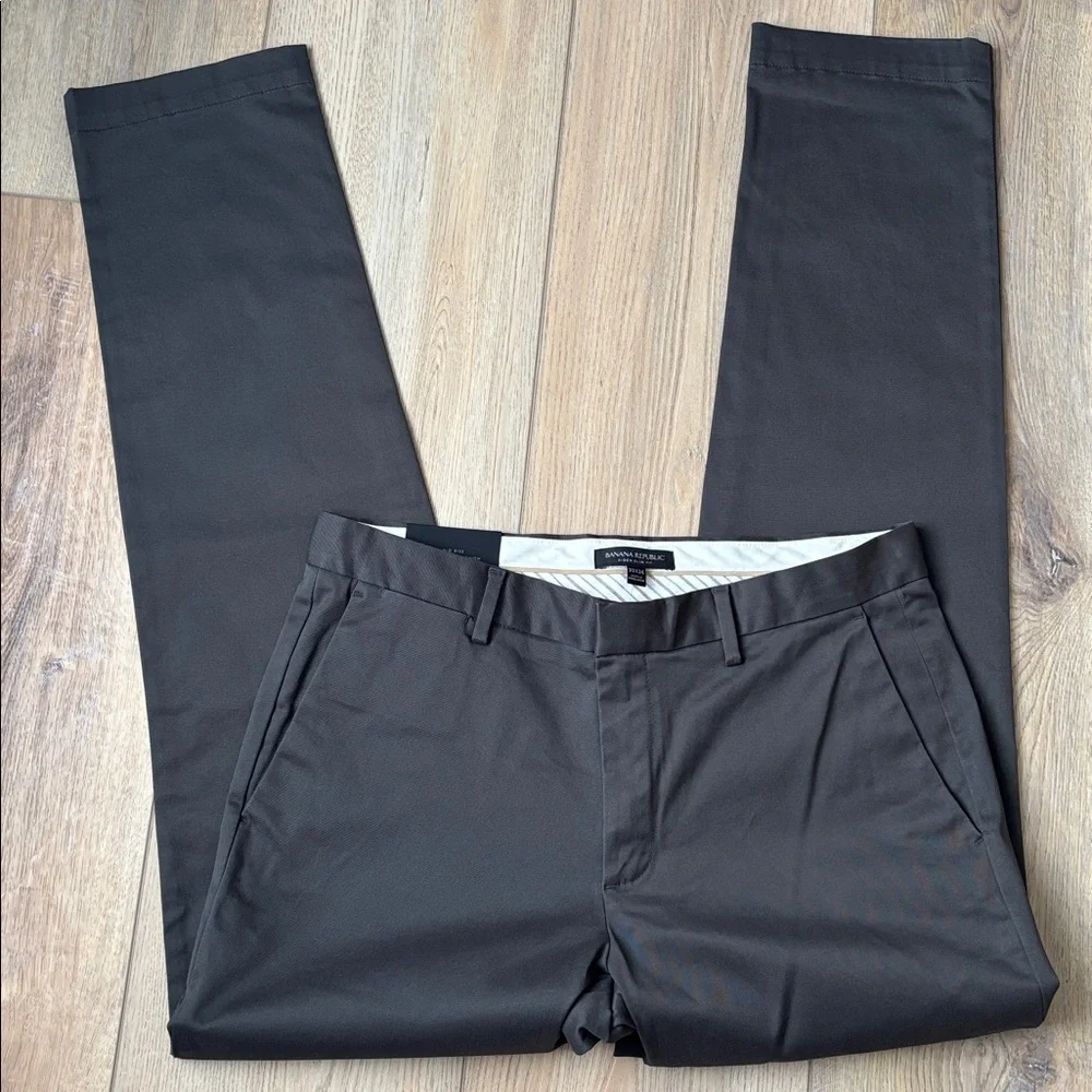 NWT Banana Republic Aiden Slim Fit Rapid Movement Chinos in Charcoal 33 x 34